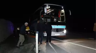 Otomobilin savurduğu taş otobüsteki yolcunun başına isabet etti