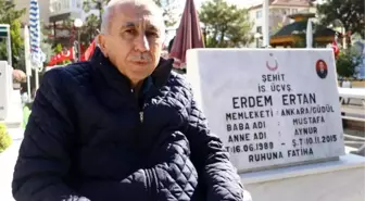 Şehit oğlunun mezarının yanından ev aldı