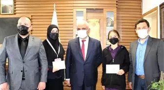 Şiir ve kompozisyon yarışmasında dereceye giren öğrenciler ödüllerini aldı