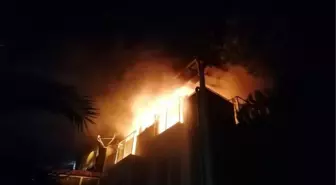 SİLİVRİ'DE VİLLANIN ÇATISI ALEV ALEV YANDI
