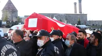 Son dakika haberleri... Uyuşturucu satıcılarıyla çatışmada şehit olan polis için Balıkesir'de tören (3)