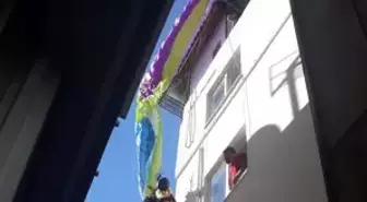 Alanya'da kontrolünü kaybeden yamaç paraşütçüsü, 4 katlı binanın çatısında asılı kaldı