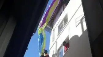 Antalya'da Rus turist, paraşütle çatıda asılı kaldı