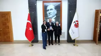 Azeri öğrencilerden Vali Ayyıldız'a plaket