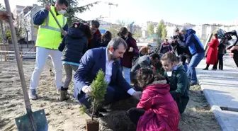 Başkan Bünyamin Demir, Güngören Millet Bahçesi'nde öğrencilerle fidan dikti