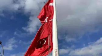 Devasa Türk bayrağı, Türkiye'nin en büyük bayrak direğinde dalgalanıyor