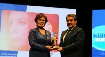 HÜLYA KOÇYİĞİT VE BURÇAK EVREN'E ONUR ÖDÜLÜ VERİLDİ