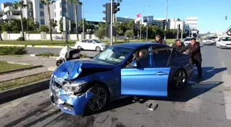 Kavşakta çarpışan otomobiller hurdaya döndü: 1 yaralı