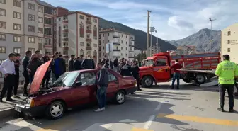 Freni boşalan kamyonet önce otomobile, ardından kaldırımdaki yayalara çarptı: 5 yaralı