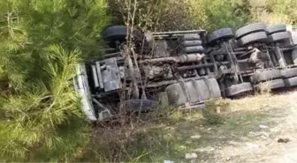 Kamyon devrildi; baba öldü, oğlu yaralı