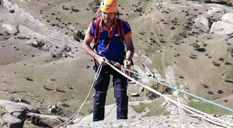 Son dakika haberleri! Uçuruma çıkan kayalıklarda 4 saatlik keçi kurtarma operasyonu
