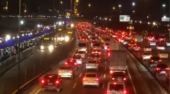 İSTANBUL'DA İŞ ÇIKIŞ SAATLERİNDE TRAFİK YOĞUNLUĞU