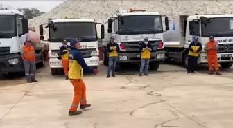 Çiftetelli oynayan temizlik görevlisi arkadaşlarının neşe kaynağı oluyor