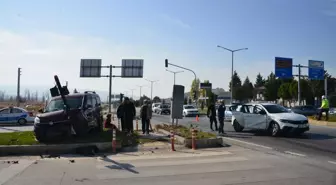 Gediz'deki hafif ticari araçla çarpışan otomobildeki 3 kişi yaralandı