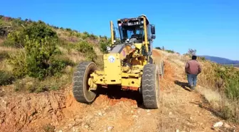 Turgutlu'da yol düzenleme ve tamirat çalışmaları devam ediyor