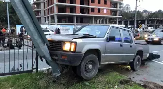 Kaza yapan araçlara çarpan motosiklet sürücüsü ağır yaralandı