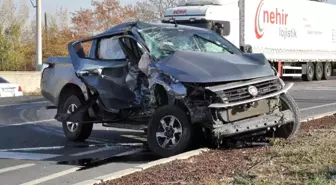 Kamyonet ile otomobilin çarpışması sonucu 2 kişi öldü