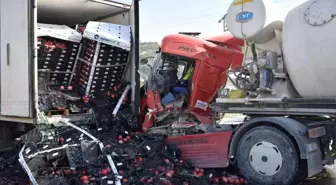 Tıra arkadan çarpan beton mikserinin şoförü araçta sıkıştı