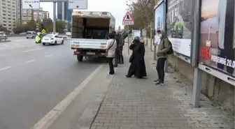 Son dakika gündem: (Ölen kişinin fotoğraflarıyla) ATAŞEHİR'DE OTOMOBİL OTOBÜS DURAĞINA DALDI; 1 ÖLÜ 2 YARALI