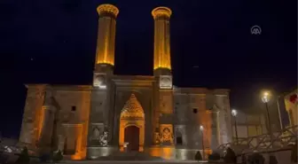 Bulutlar arasında süzülen ay ışığı Çifte Minareli Medrese'ye güzellik kattı