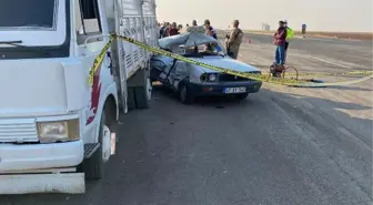 Park halindeki kamyonete çarpan otomobildeki baba ve oğlu öldü