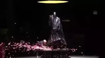 Atatürk'ün siyah pelerinli, silindir şapkalı fotoğrafını çelikten heykele taşıdı