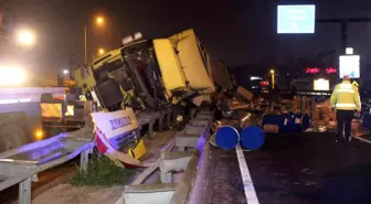 Tır bariyerlere çarptı, dorsede yüklü variller yola saçıldı