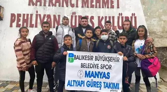 Manyaslı alt yapı güreşçilerinden madalya yağmuru