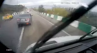 OTOMOBİLLE MAKAS ATAN EHLİYETSİZ SÜRÜCÜ TAKSİYE ÇARPTI: 3 YARALI