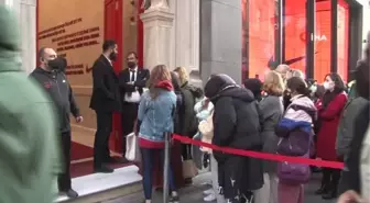 Tarihi Alkazar Sineması önünde uzun kuyruk oluştu