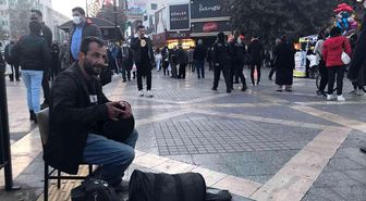 Son dakika haber | Tek kişilik sokak müzisyeni pandemide moral yükseltiyor