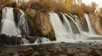 Sonbaharın renklerine bürünen Muradiye Şelalesi fotoğraf tutkunlarını ağırlıyor