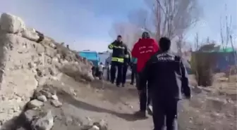 Vali Memiş, Köprüköy'deki deprem bölgesinde incelemelerde bulundu