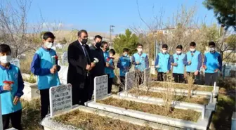 DEPREM ŞEHİDİ ÖĞRETMEN, MEZARI BAŞINDA ANILDI