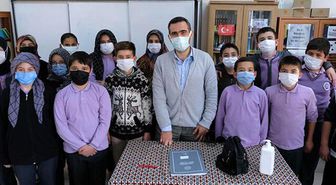DEPREMDE İKİ BACAĞINI KAYBEDEN ÖĞRETMEN 10 YILDIR GÖREVİNİN BAŞINDA