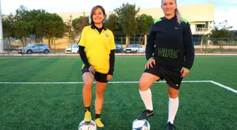 Elif ve Merve öğretmenin futbol aşkı