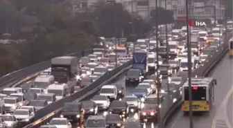 İstanbul'da sağanak yağış etkili oldu: Trafik yoğunluğu yüzde 75'e ulaştı