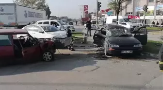 Son dakika haber! KIRMIZI IŞIKTA GEÇTİĞİ İDDİA EDİLEN OTOMOBİL, 2 OTOMOBİLE ÇARPTI; 1 ÖLÜ, 3 YARALI