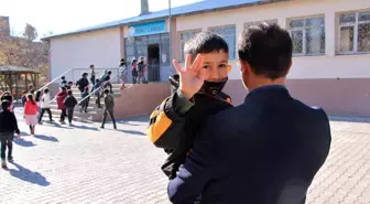 O bir öğretmen daha fazlası, engelli öğrencisini her teneffüs kucağında gezdiriyor