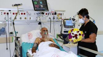 COVİD-19 YOĞUN BAKIMINDAKİ EMEKLİ ÖĞRETMENE SÜRPRİZ KUTLAMA
