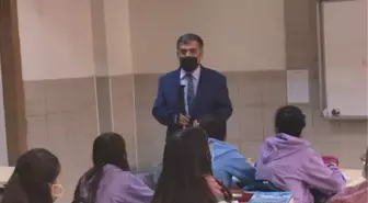 GÖRME ENGELLİ NURETTİN ÖĞRETMEN, 17 YILDIR ÖĞRENCİLERİNE REHBER