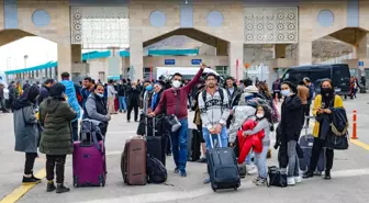 Alışveriş için Van'a gelen İranlı turistler, sınır kapısında yoğunluk oluşturdu