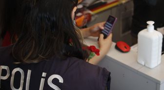 Bodrum'da polislerden kadınlara çiçek