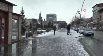 Erzurum'da kamu kurum kuruluşları ve STK'lar kadına yönelik şiddete dikkat çekmek için toplandı