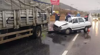 Kahramanmaraş'ta kamyonla çarpışan otomobildeki 2 kişi yaralandı