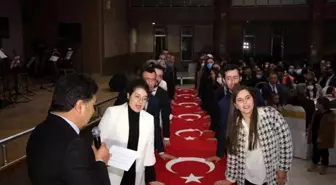 Öğretmen adayları bayrak üzerine yemin ettiler