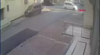 ÜMRANİYE'DE OTOMOBİL KALDIRIMDAKİ YAYAYA ÇARTI
