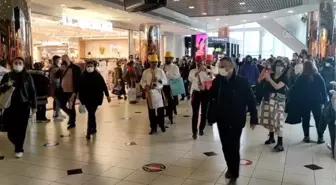 Alışveriş merkezlerinde 'Efsane Cuma' yoğunluğu yaşanıyor