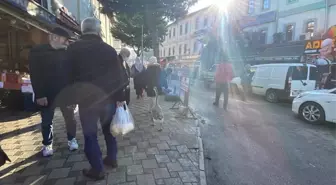 Banka önünde sıra bekleyen sahibinin yanındaki Çin kazı ilgi odağı oldu