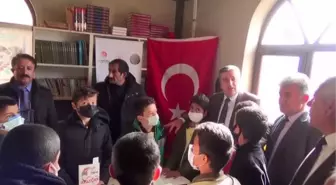 Köy camisinde kurulan kütüphaneye kitap desteği